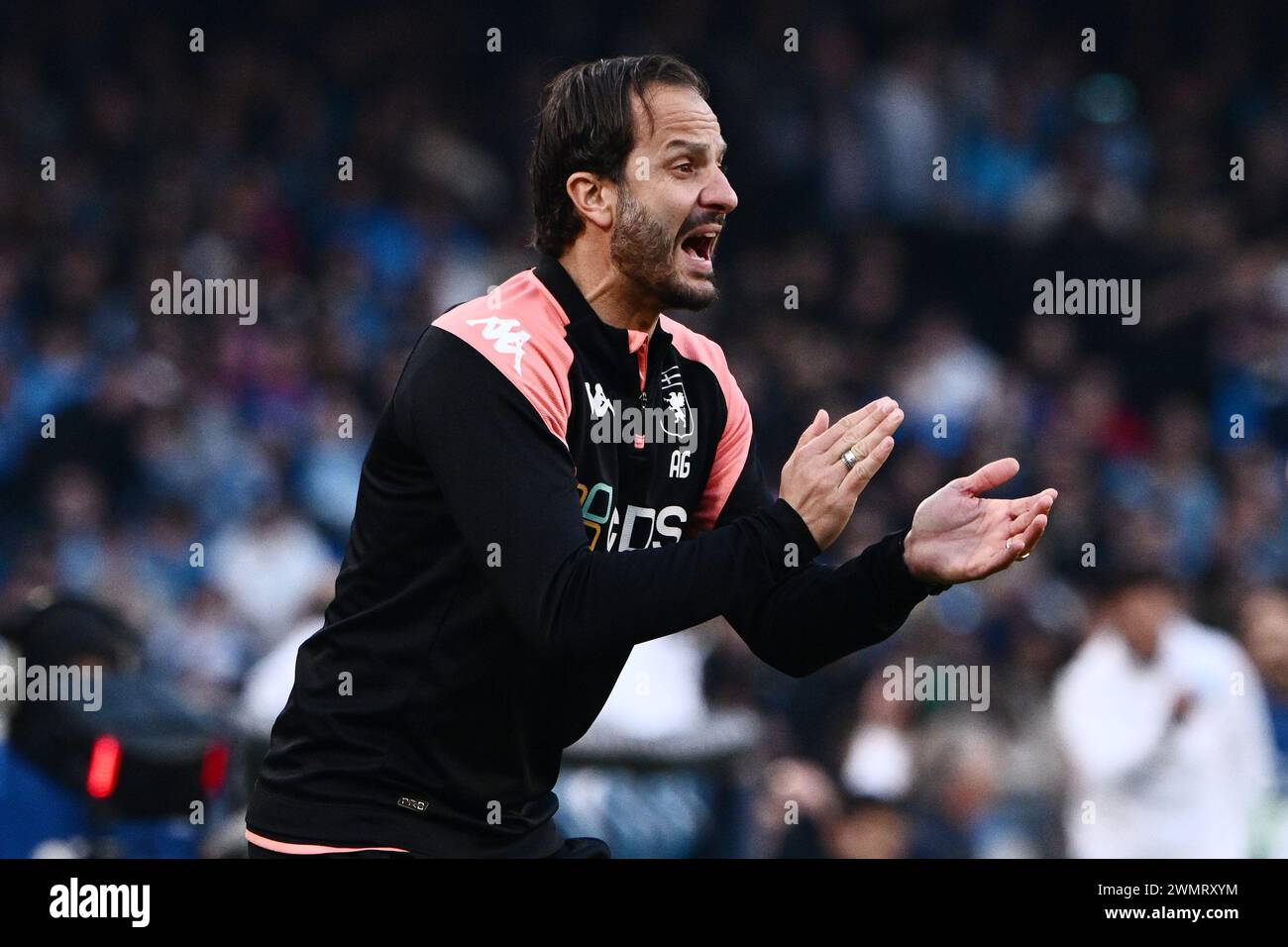 Alberto Gilardino Cheftrainer von Genua CFC Gesten während des Serie A TIM Spiels zwischen SSC Napoli und Genua CFC im Diego Armando Maradona Stadium in Stockfoto