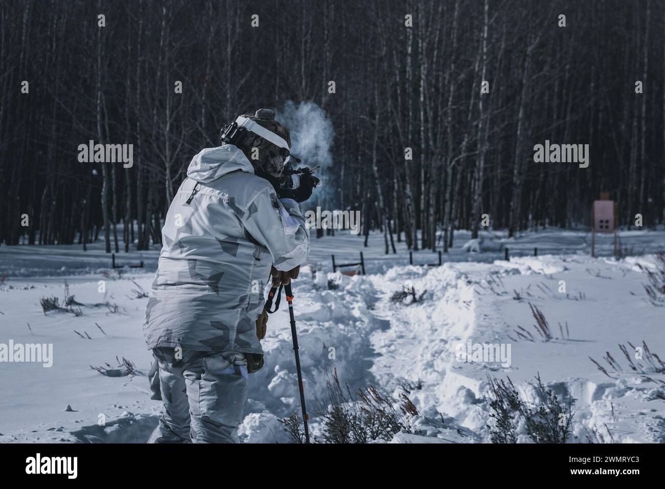 Ein Green Beret, der der 10. Special Forces Group (Airborne) zugeteilt wurde, übt Schießübungen während des Cold Weather Trainings in den Bergen in Colorado, 12. Januar 2024. Während des Trainings verwendete dieser Green Barett verschiedene Schießpositionen, um zu bestimmen, wie Gefriertemperaturen und Schnee die Genauigkeit beim Schießen beeinflussen. (Foto der US-Armee von Stabsleiter Luis Solorio) Stockfoto