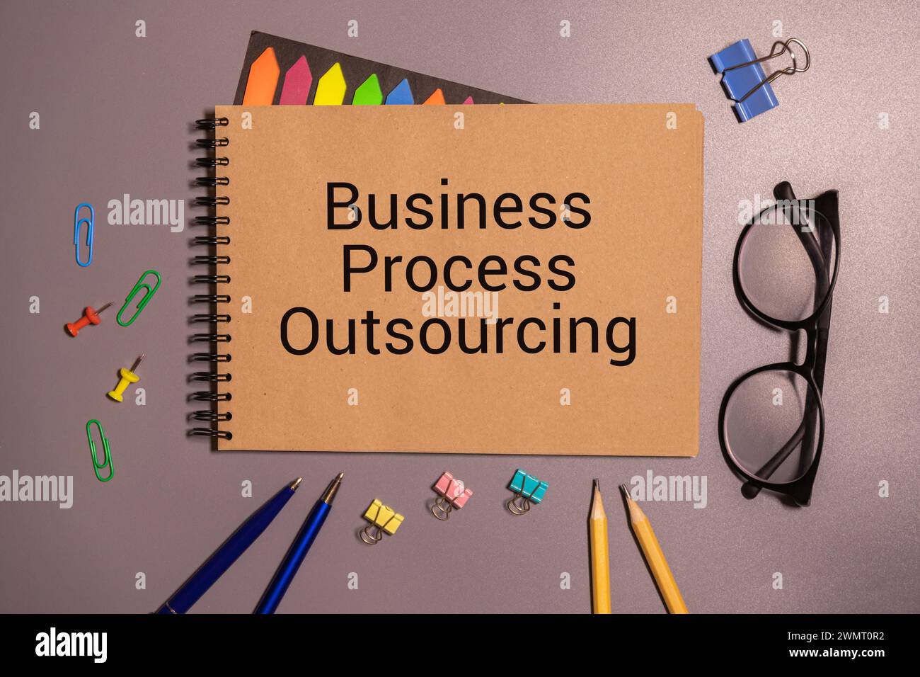Business Process Outsourcing BPO wird auf einem Foto mit dem Text angezeigt. Stockfoto
