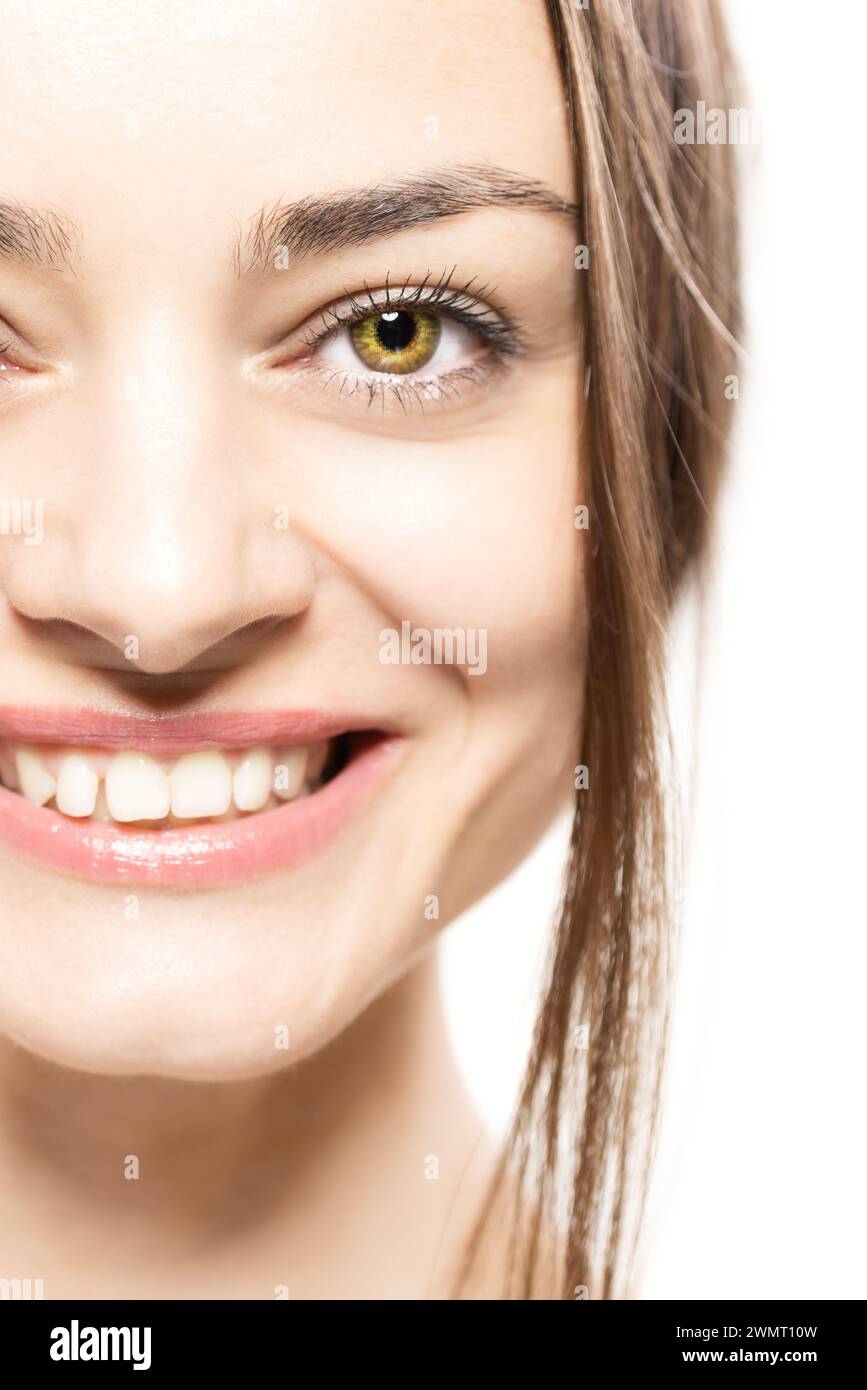 Nahaufnahme Porträt einer Frau mit fröhlichem Ausdruck, die glücklich lächelt. Stockfoto