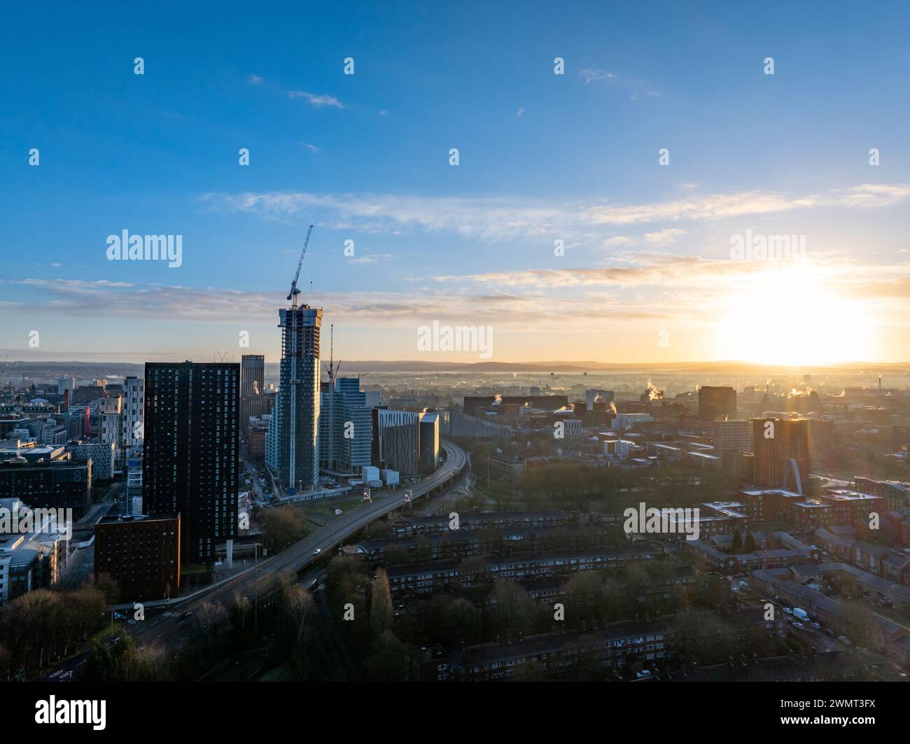 Aus der Luft des Deansgate Square Manchester UK in der blauen Zone kurz vor Sonnenaufgang. Stockfoto