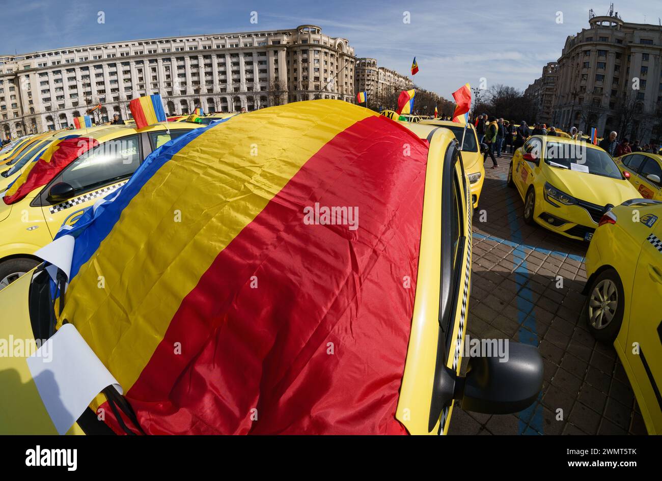 Bukarest, Rumänien - 27. Februar 2024: Mehrere hundert Taxifahrer aus dem ganzen Land protestieren vor dem rumänischen Parlament gegen Fahrgemeinschaftsplattformen wie UBER und Bold und fordern die Änderung des Gesetzes, das ihren Betrieb regelt. Quelle: Lucian Alecu/Alamy Live Stockfoto