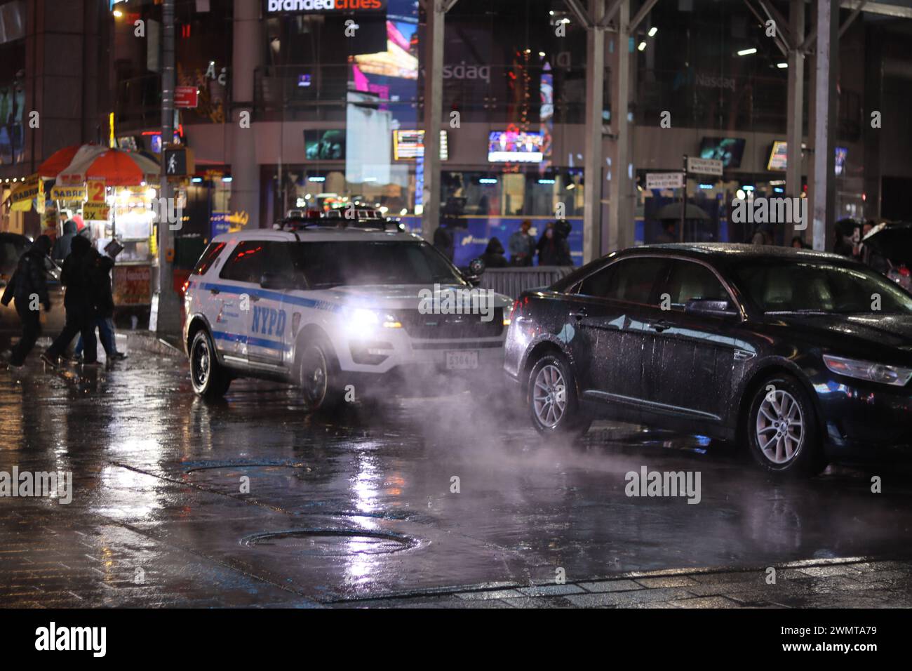 Mahnwache für Aaron Bushnell in der Rekrutierungsstation der US-Streitkräfte am Times Square. New York City, Usa, 27. Februar 2024 Robert Balli / Alamy Live News Stockfoto