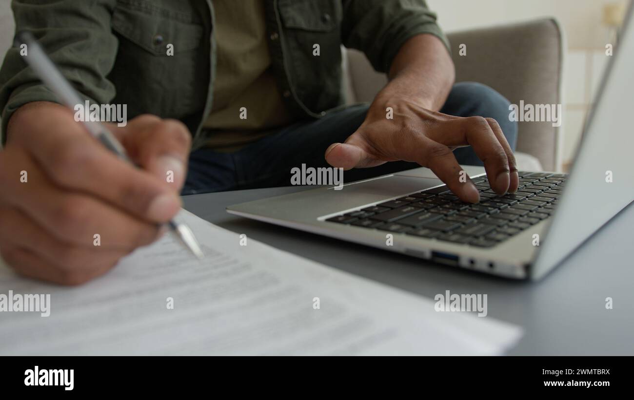 Nahansicht nicht erkennbarer Mann Mann Mann Mann Arbeit Laptop von zu Hause surfen Internet zugeschnitten Geschäftsmann Tippen Computer Schreiben Notizen Schreiben Stockfoto