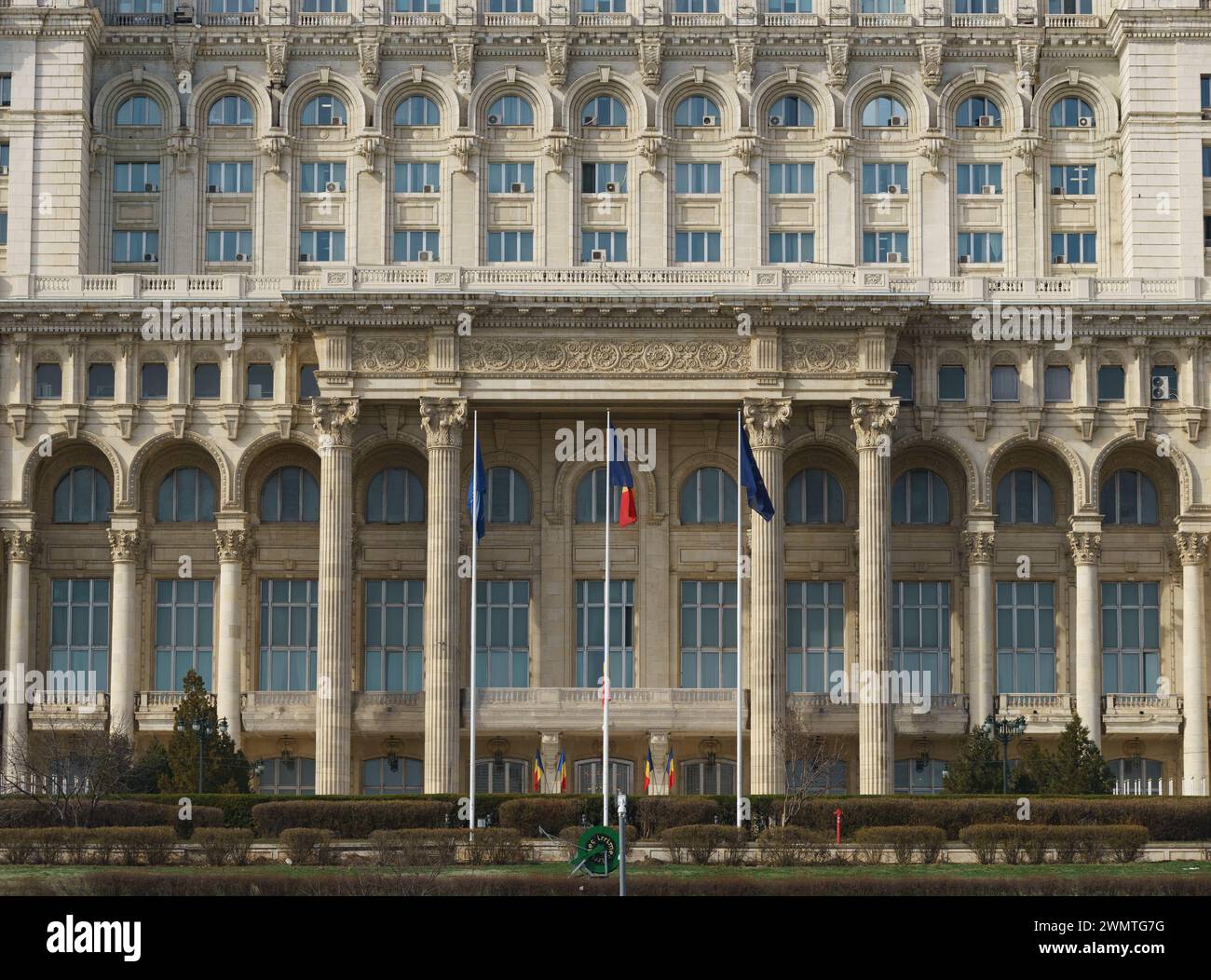 Bukarest, Rumänien - 27. Februar 2024: Der Palast des rumänischen Parlaments, das zweitgrößte Verwaltungsgebäude der Welt, erbaut während des kommunistischen Regimes des ehemaligen Diktators Nicolae Ceausescu. Quelle: Lucian Alecu/Alamy Live Stockfoto