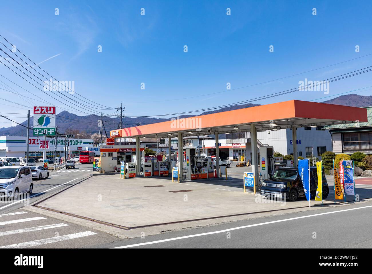 ENEOS Tankstelle in der Region fünf Seen, Mt. Fuji, Japan, 2023, Benzin- und Dieselkraftstofftankstelle für Kraftfahrzeuge Stockfoto