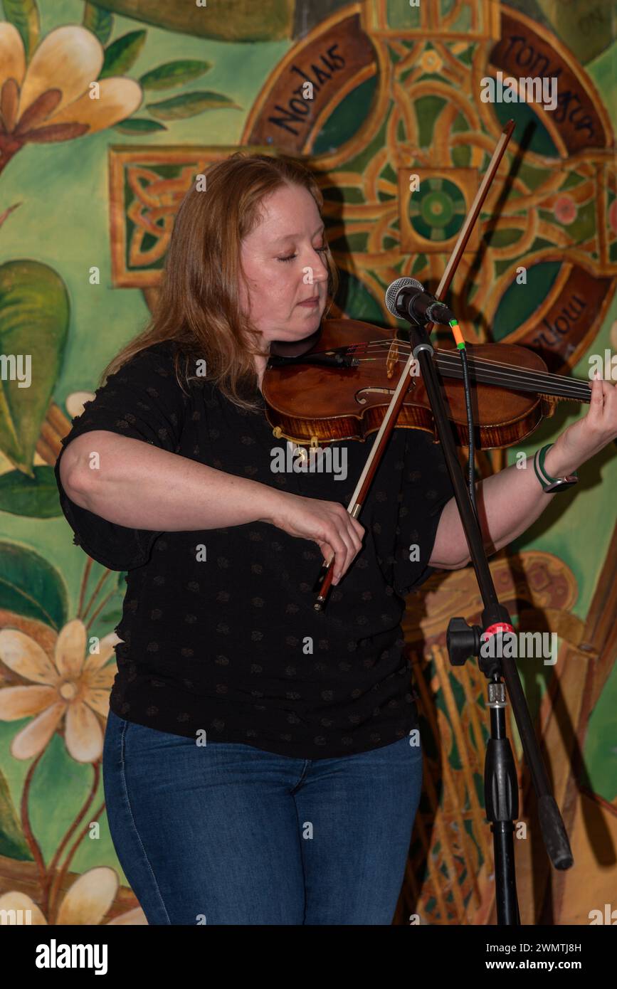 Eine Frau spielt traditionelle keltische irische Musik auf einer Geige während des South Texas Irish fest 2024 in McAllen, Hidalgo County, Texas, USA. Stockfoto