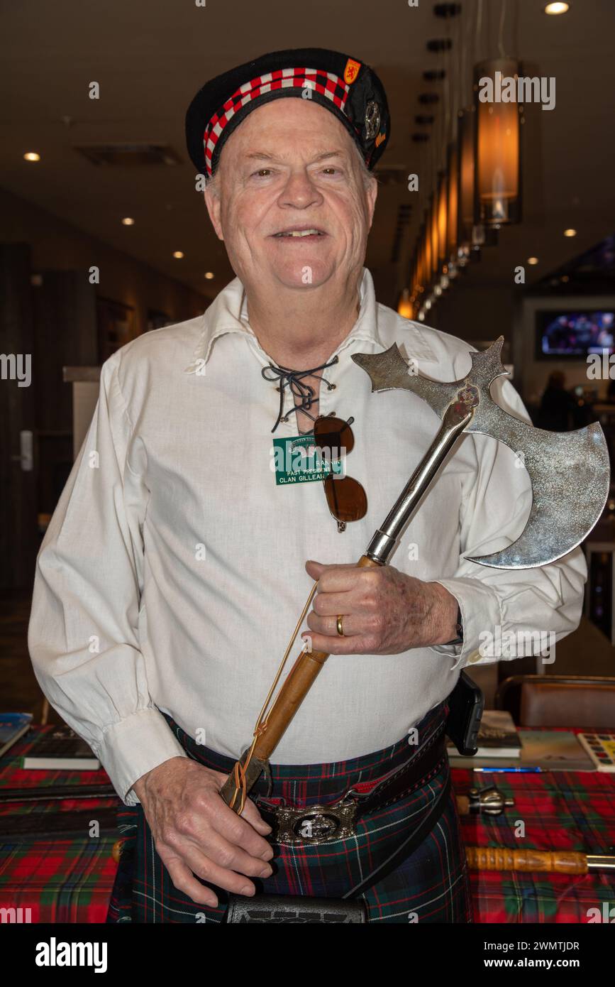 Ein Mann in einem Kappe- und Schottenkilt hält eine Kampfaxt beim South Texas Irish fest 2024 in McAllen, Hidalgo County, Texas, USA. Stockfoto