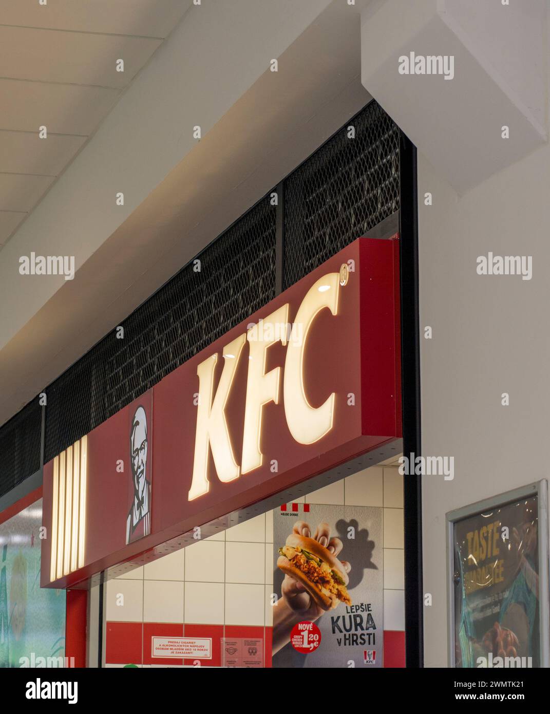 Banska Bystrica, Slowakei - 5. September 2021 : KFC-Fast-Food-Restaurant. Kentucky Fried Chicken Food Take-away-Geschäft. Stockfoto