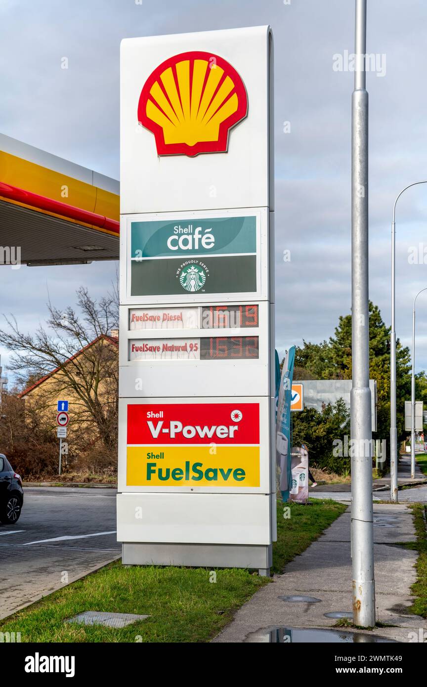 Nitra, Slowakei - 24. Februar 2024: Shell Tankstelle. Tankstelle. Shell ist eine globale Gruppe von Energie- und petrochemischen Unternehmen. Stockfoto