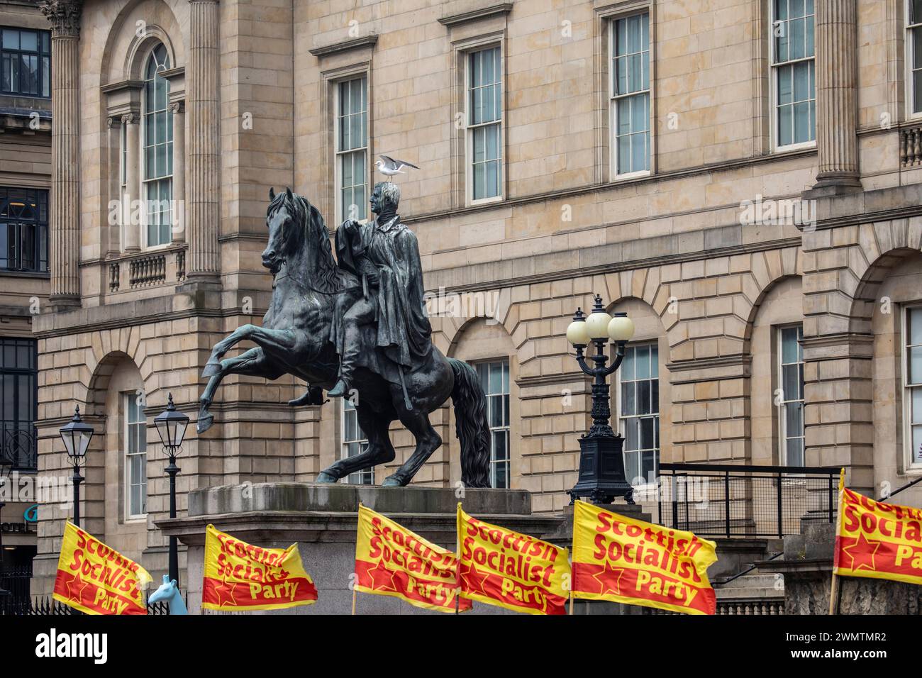 Edinburgh Schottland, schottische sozialistische Parteibanner und Fahnen neben der Statue des Duke of Wellington und dem National Records of Scotland Gebäude, Großbritannien, 2022 Stockfoto