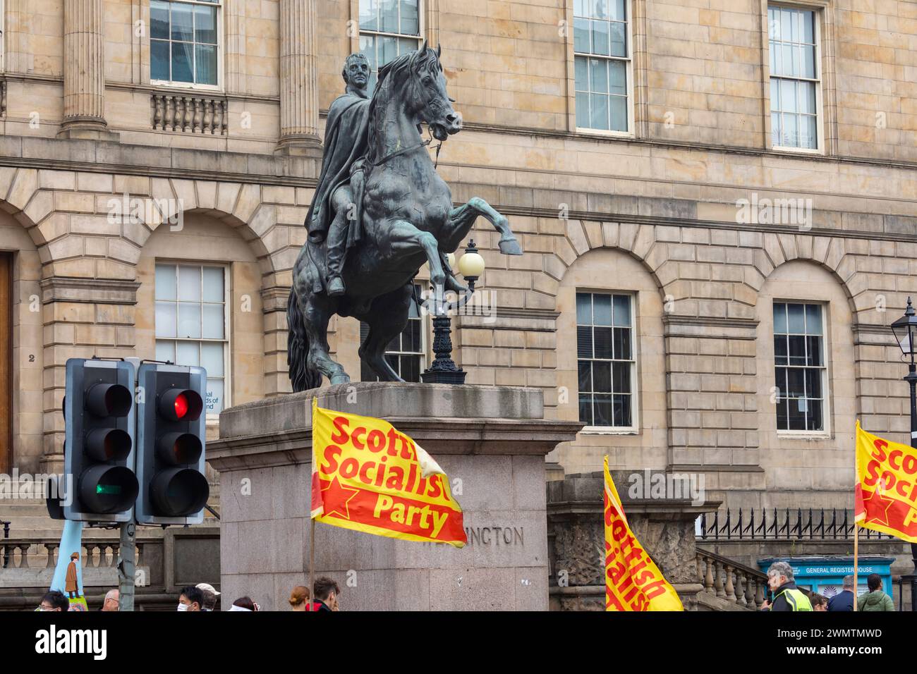 Edinburgh Schottland, schottische sozialistische Parteibanner und Fahnen neben der Statue des Duke of Wellington und dem National Records of Scotland Gebäude, Großbritannien, 2022 Stockfoto