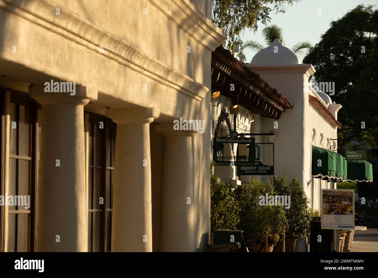 Rancho Santa Fe, Kalifornien, USA - 3. September 2022: Nachmittagslicht auf Gebäude im Stil einer Mission im historischen Stadtzentrum von Rancho Santa Fe. Stockfoto