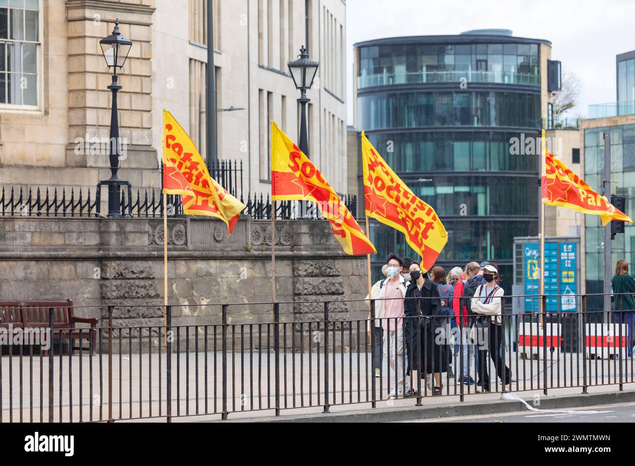Schottische sozialistische Parteiflaggen und Banner vor dem Gebäude der National Records of scotland in Edinburgh, die für das unabhängige Schottland, Großbritannien, 2022 werben Stockfoto