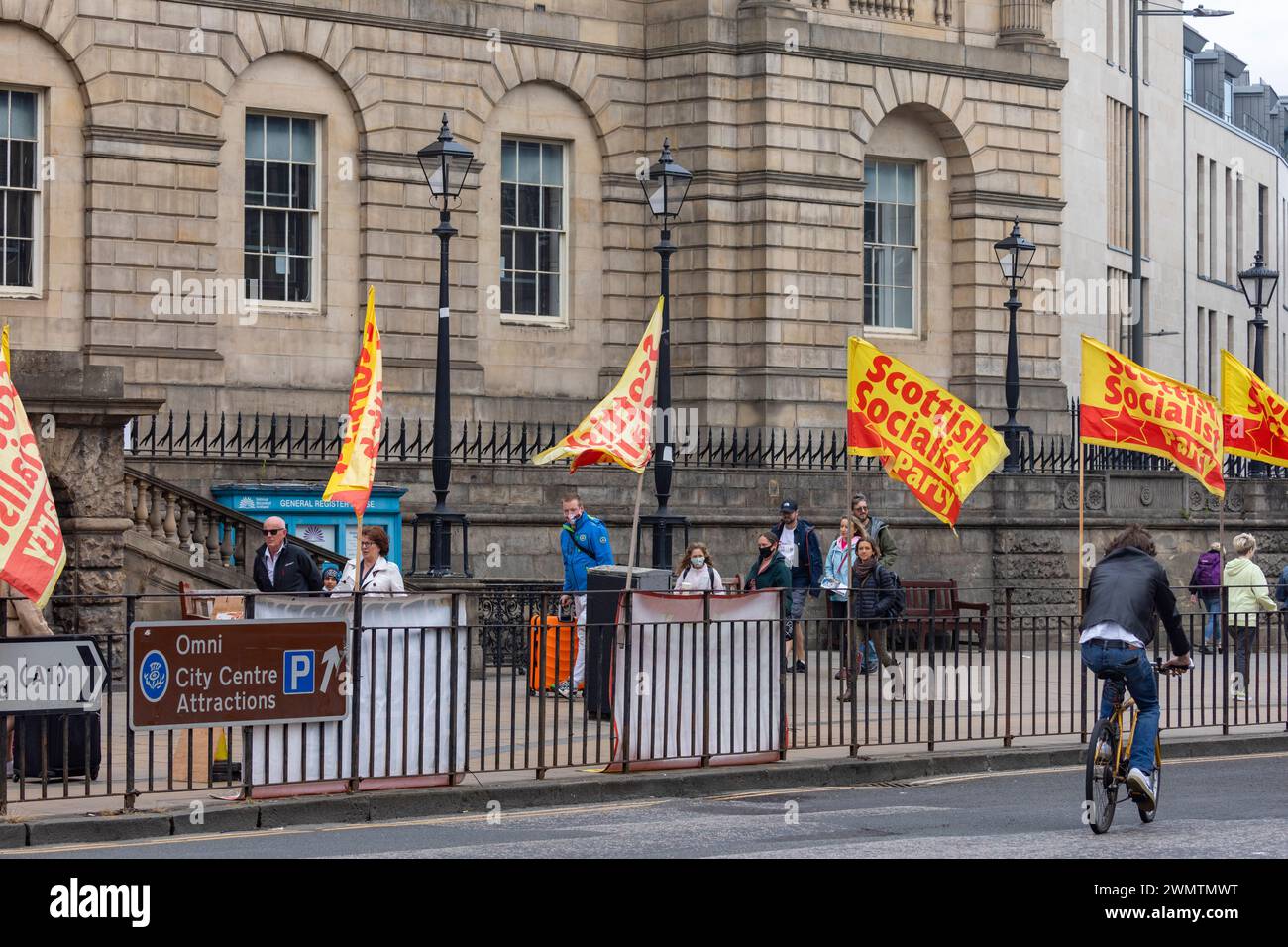 Schottische sozialistische Parteiflaggen und Banner vor dem Gebäude der National Records of scotland in Edinburgh, die für das unabhängige Schottland, Großbritannien, 2022 werben Stockfoto