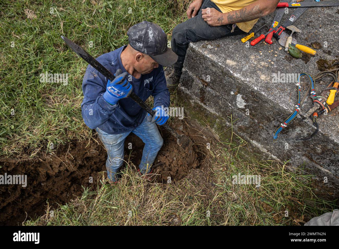 Bogota, Kolumbien. Februar 2024. Bewohner und Friedensunterzeichner der Gemeinde Palmitas, Antioquia, arbeiten am 25. Februar 2024 an der Anpassung des Landes für territoriale Verteidigung und Einheit der Gemeinschaft. Foto: Juan J. Eraso Credit: Long Visual Press/Alamy Live News Stockfoto