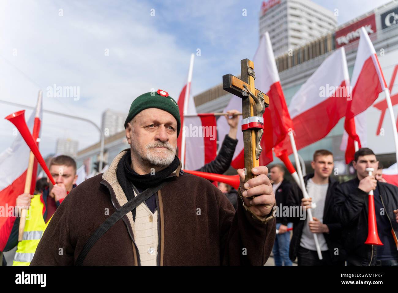 Ein protestierender Bauer hält während des marsches ein Kruzifix. Die Landwirte trafen sich im Herzen Warschaus, um ihre Unzufriedenheit mit der Agrarpolitik der Europäischen Union zum Ausdruck zu bringen. Die polnischen Landwirte lehnen sich entschieden gegen den jüngsten Schritt der Europäischen Kommission, den zollfreien Handel mit der Ukraine bis 2025 zu verlängern. Darüber hinaus sind sie gegen die Annahme des EU-Grünen Deals, den Zustrom preiswerter Agrarprodukte aus der Ukraine und fordern Unterstützung bei der Förderung der Tierhaltung. Während des Protestes zündeten die Bauern Flaschenzünder an, zündeten Lagerfeuer in den Straßen von Warschau an und stießen gegen das Gesetz Stockfoto