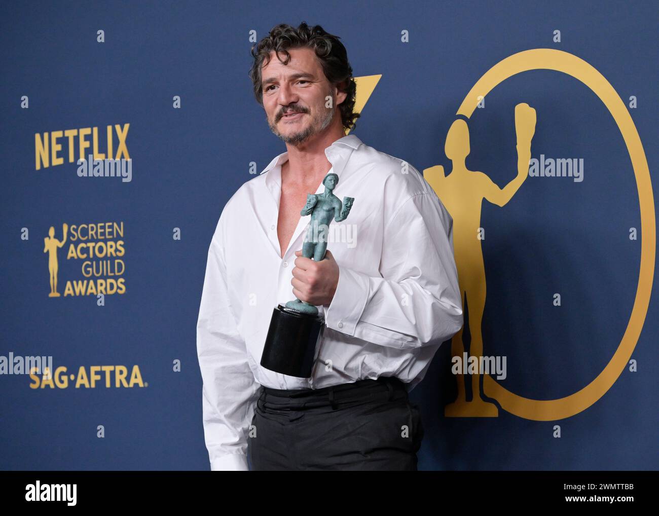 Februar 2024, Los Angeles, Kalifornien, USA: Pedro Pascal, der Gewinner des Outstanding Performance by a Male Actor in a Drama Series Award für „The Last of US“ posiert im Presseraum während der 30. Annual Screen Actors Guild Awards. (Credit Image: © Billy Bennight/ZUMA Press Wire) NUR REDAKTIONELLE VERWENDUNG! Nicht für kommerzielle ZWECKE! Stockfoto