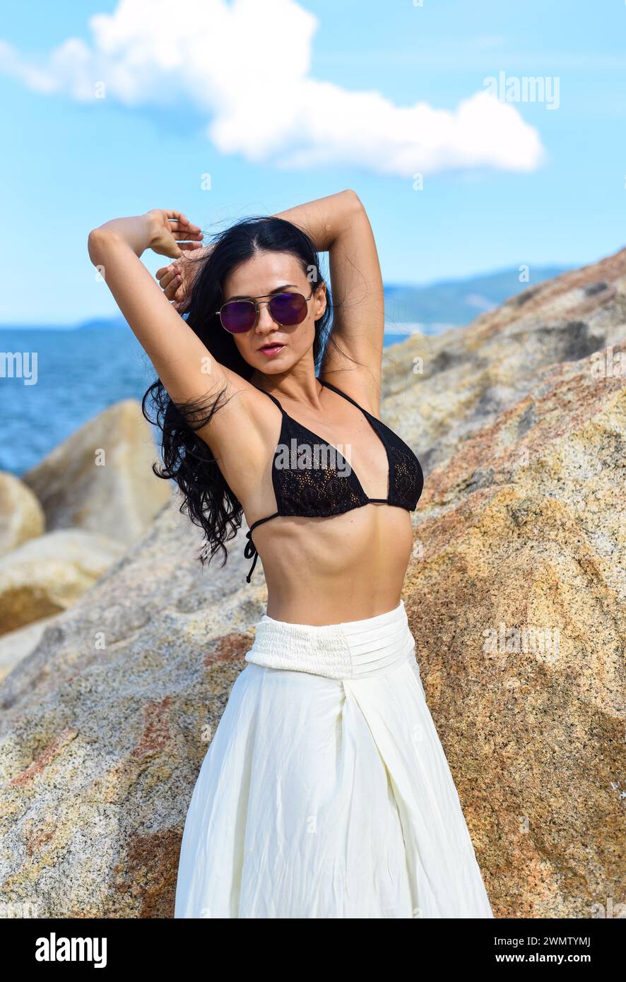 Junge ukrainische Frau im Bikini, die vor dem Stadtbild von Nha Trang, Vietnam steht Stockfoto