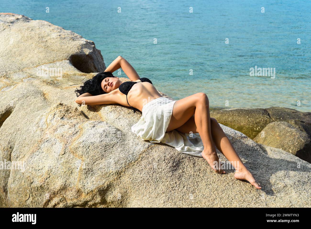 Junge ukrainische Frau im Bikini, die vor dem Stadtbild von Nha Trang, Vietnam steht Stockfoto