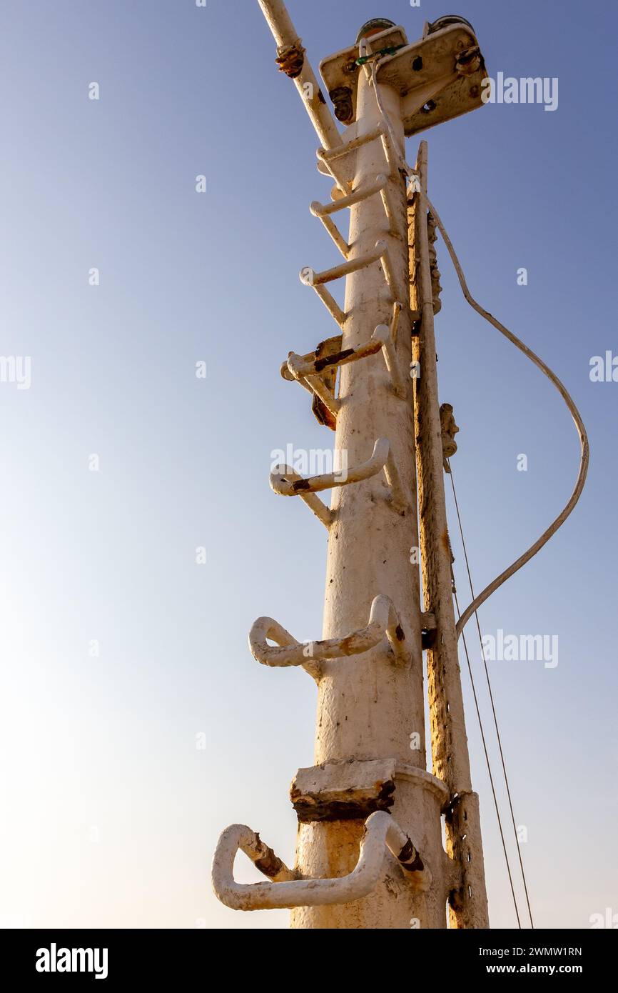 Stahl, rostiger Mast mit Stufen, Radarkuppel und Navigationslichter oben, Frachtschiff-Wrack am Strand von Al Hamriyah in Umm Al Quwain, VAE. Stockfoto
