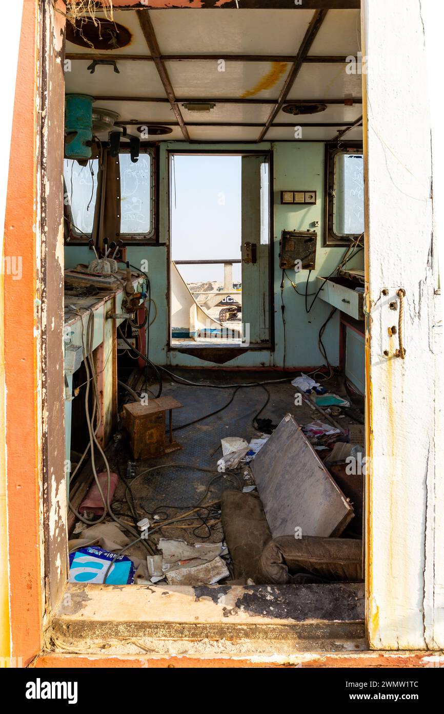 Umm Al Quwain, VAE, 11.11.20. Blick durch ein abgerissenes Radhaus eines Frachtschiffes nach einer Schiffskatastrophe, Innenansicht der Brücke mit Kommunik Stockfoto
