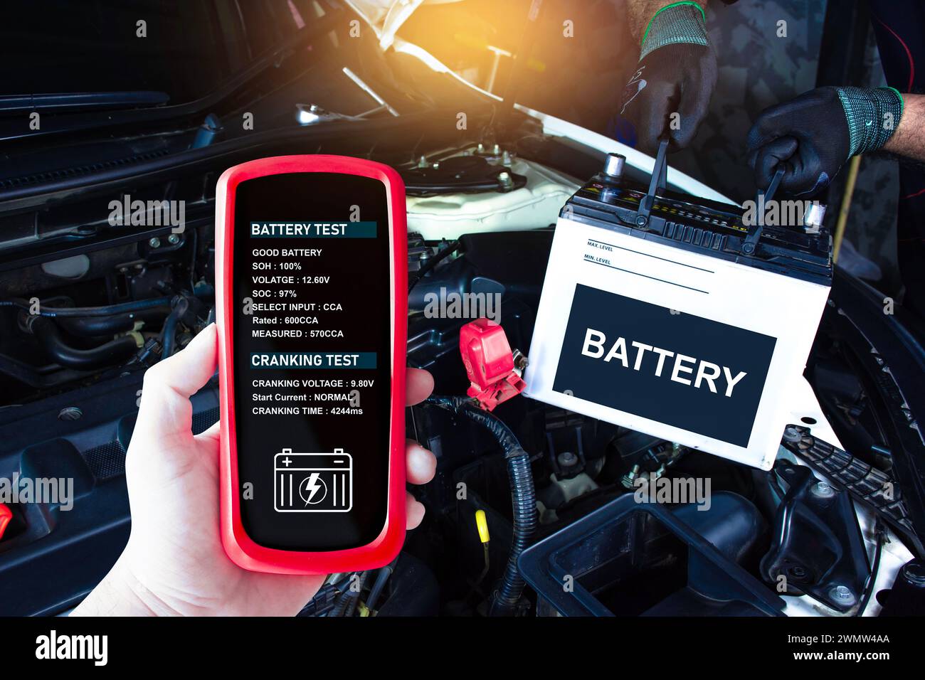 Batterieprüfgerät in einer Kfz-Mechanikerhand zum Prüfen von Batteriespannung und Batteriestatus , Kfz-Wartungskonzept Stockfoto