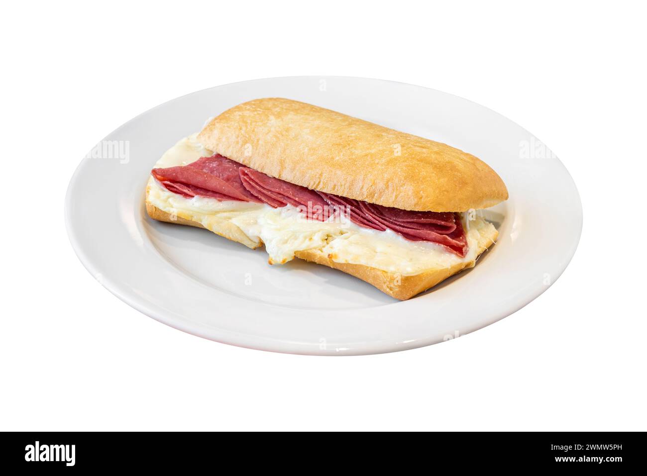 Salami- und Cheddar-Sandwich auf weißem Porzellanteller auf Steintisch Stockfoto