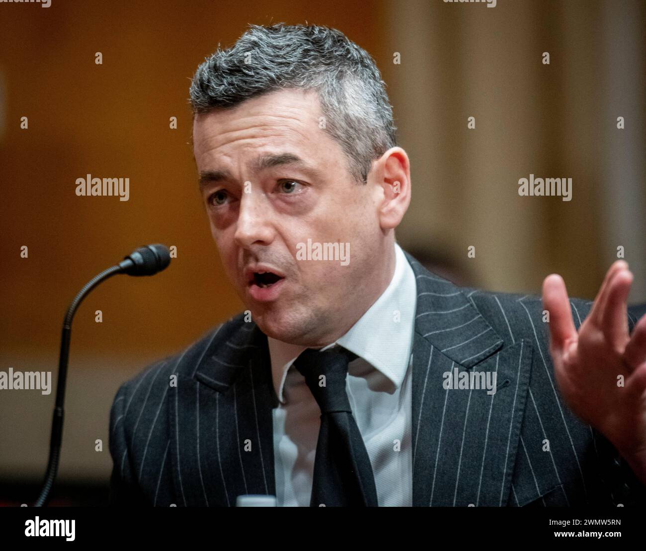 Washington, Usa. Februar 2024. Die Open-Source Intelligence and Analysis Research Group, James Byrne, Direktor des Royal United Services Institute, erscheint vor einer Anhörung des Senatsausschusses für Heimatsicherheit und Regierungsangelegenheiten, um die US-Technologie zu untersuchen, die Russlands Krieg in der Ukraine anheizt. 2024. Foto: Rod Lamkey/CNP/ABACAPRESS.COM Credit: abaca Press/Alamy Live News Stockfoto