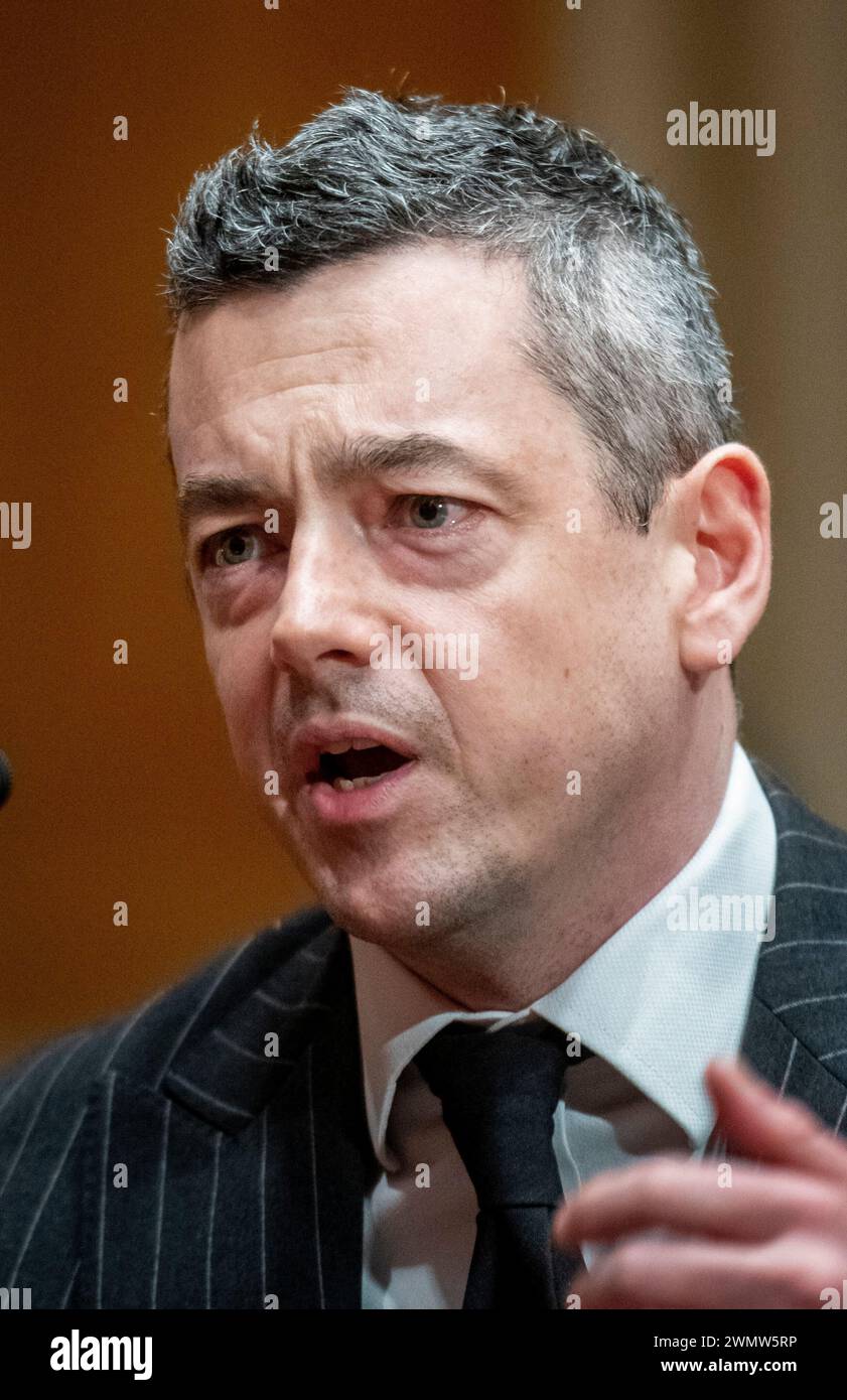 Washington, Usa. Februar 2024. Die Open-Source Intelligence and Analysis Research Group, James Byrne, Direktor des Royal United Services Institute, erscheint vor einer Anhörung des Senatsausschusses für Heimatsicherheit und Regierungsangelegenheiten, um die US-Technologie zu untersuchen, die Russlands Krieg in der Ukraine anheizt. 2024. Foto: Rod Lamkey/CNP/ABACAPRESS.COM Credit: abaca Press/Alamy Live News Stockfoto
