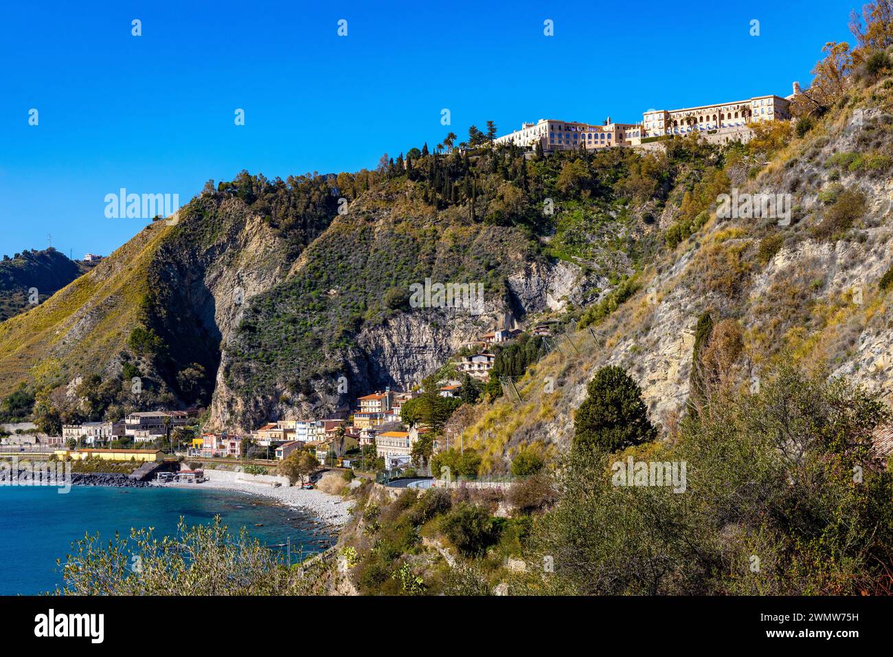 Taormina, Sizilien, Italien - 15. Februar 2023: Panoramablick auf die Küste von Taormina am Ionischen Meer mit Schloss Castello Saraceno, Giardini Naxos Stockfoto