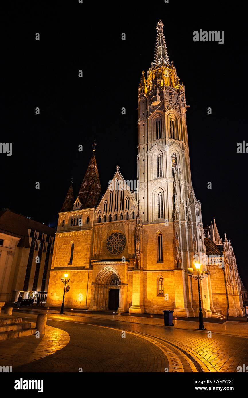 Beleuchtete Matthiaskirche (Mátyás Templom) bei Nacht in Budapest, Ungarn Stockfoto