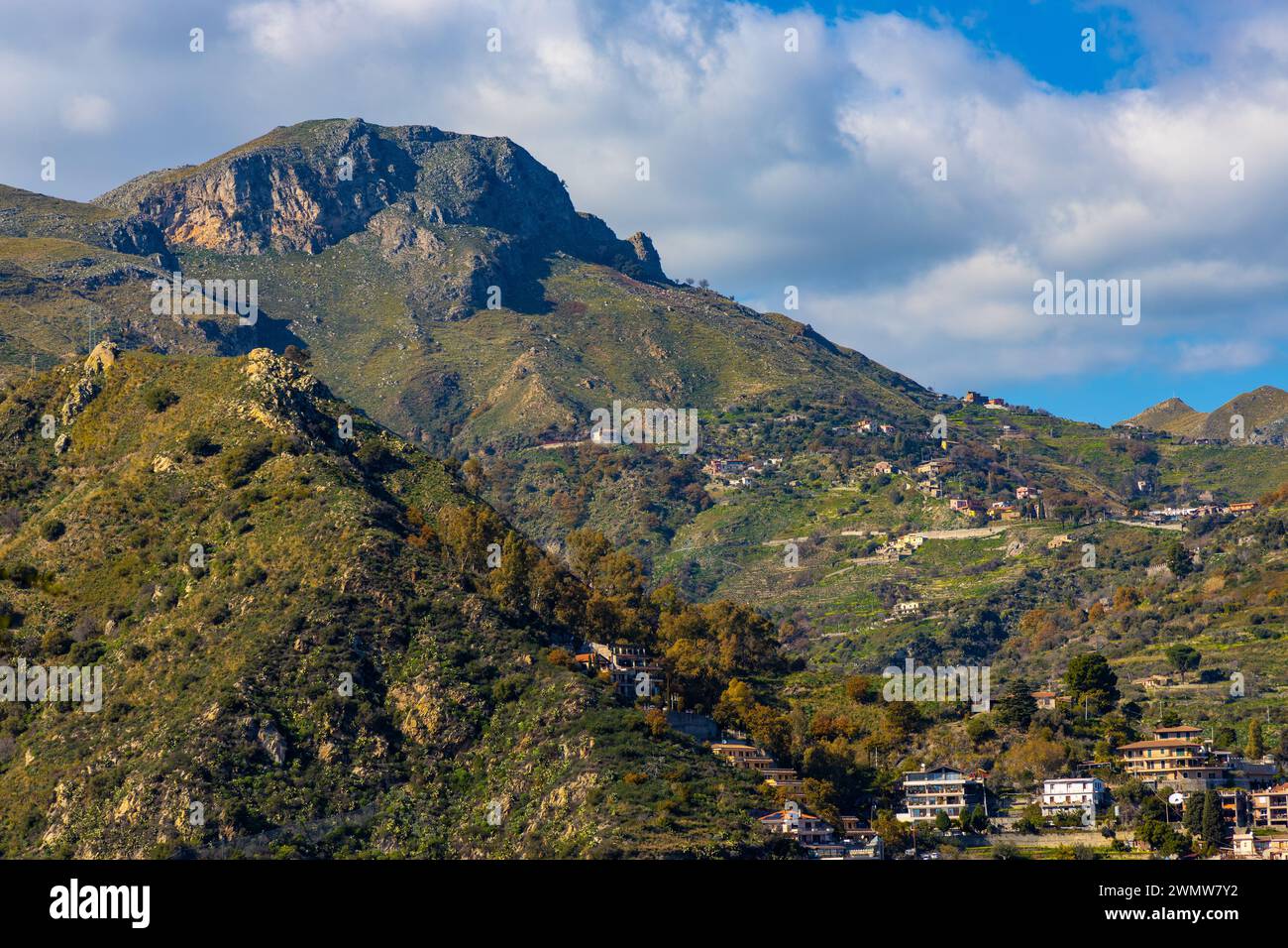 Taormina, Sizilien, Italien - 15. Februar 2023: Berglandschaft über Taormina und Castelmola mit Monte Venere und Gipfel am Ionischen Meer Stockfoto