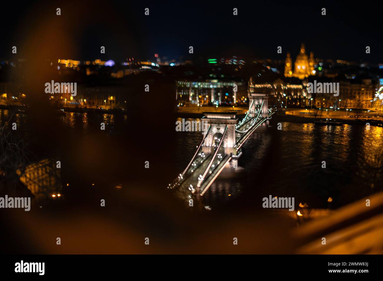 Beleuchtete Kettenbrücke bei Nacht Aufnahme mit einem neigbaren Schiebeobjektiv in Budapest Ungarn Stockfoto