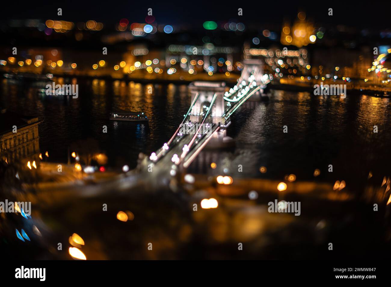 Beleuchtete Kettenbrücke bei Nacht Aufnahme mit einem neigbaren Schiebeobjektiv in Budapest Ungarn Stockfoto