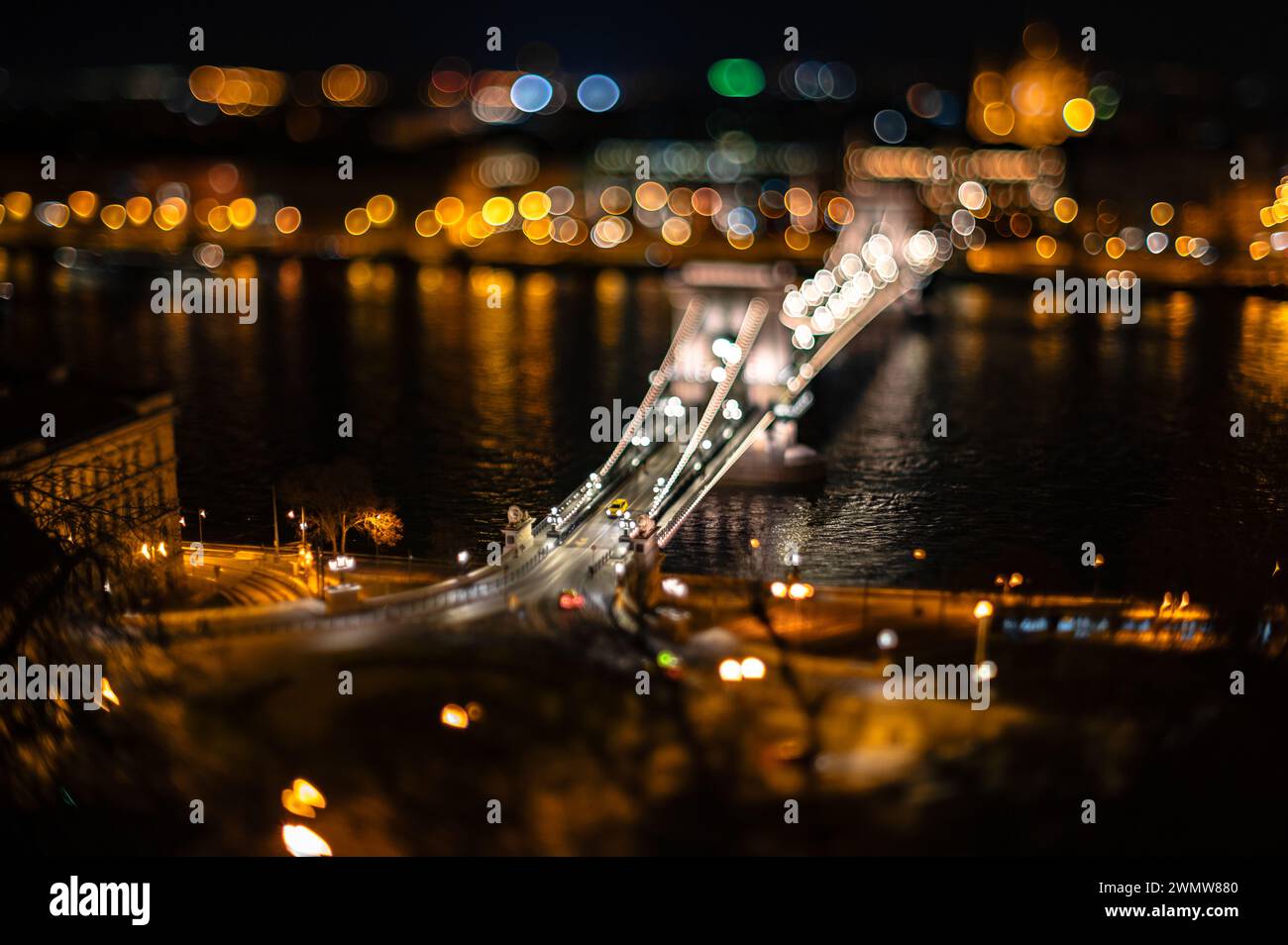 Beleuchtete Kettenbrücke bei Nacht Aufnahme mit einem neigbaren Schiebeobjektiv in Budapest Ungarn Stockfoto