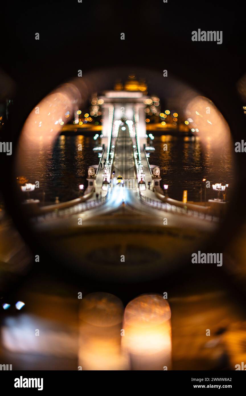 Beleuchtete Kettenbrücke bei Nacht Aufnahme mit einem neigbaren Schiebeobjektiv in Budapest Ungarn Stockfoto