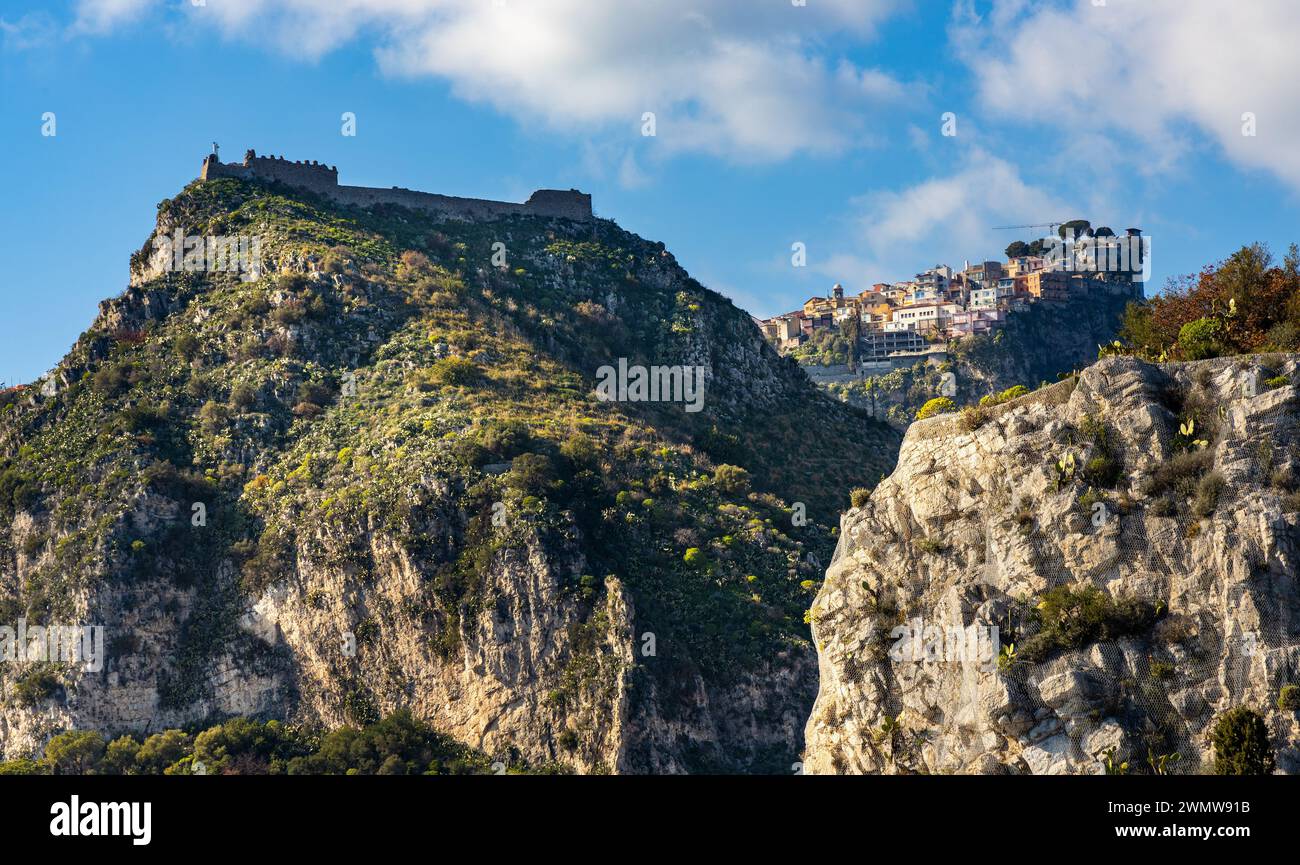 Taormina, Sizilien, Italien - 15. Februar 2023: Castello Saraceno Saracen Castle auf dem Monte Tauro Felsen über Taormina mit Castelmola Stadt Stockfoto