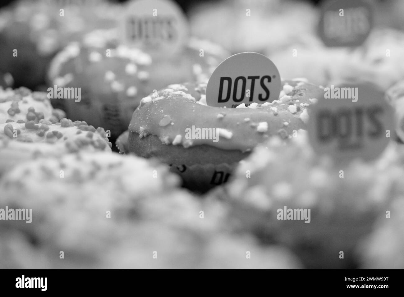 Eine Auswahl an Donuts mit Streuseln darüber Stockfoto