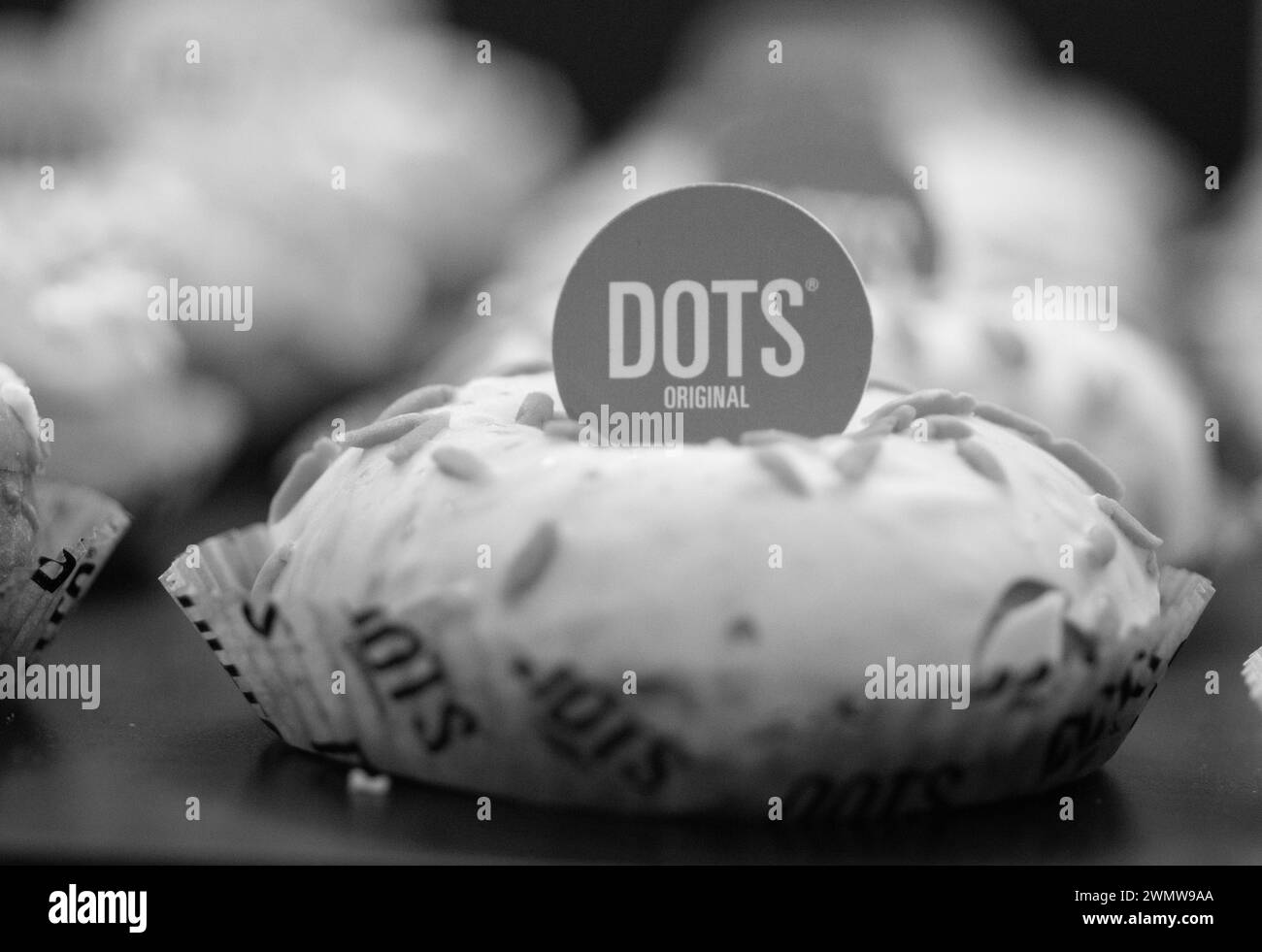 Eine Auswahl an Donuts mit Streuseln darüber Stockfoto