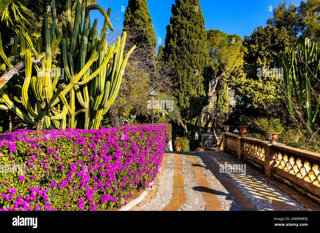 Taormina, Sizilien, Italien - 15. Februar 2023: Villa Comunale Taormina Parco Florenz Trevelyan öffentlicher Park und botanischer Garten in der Region Messina Stockfoto