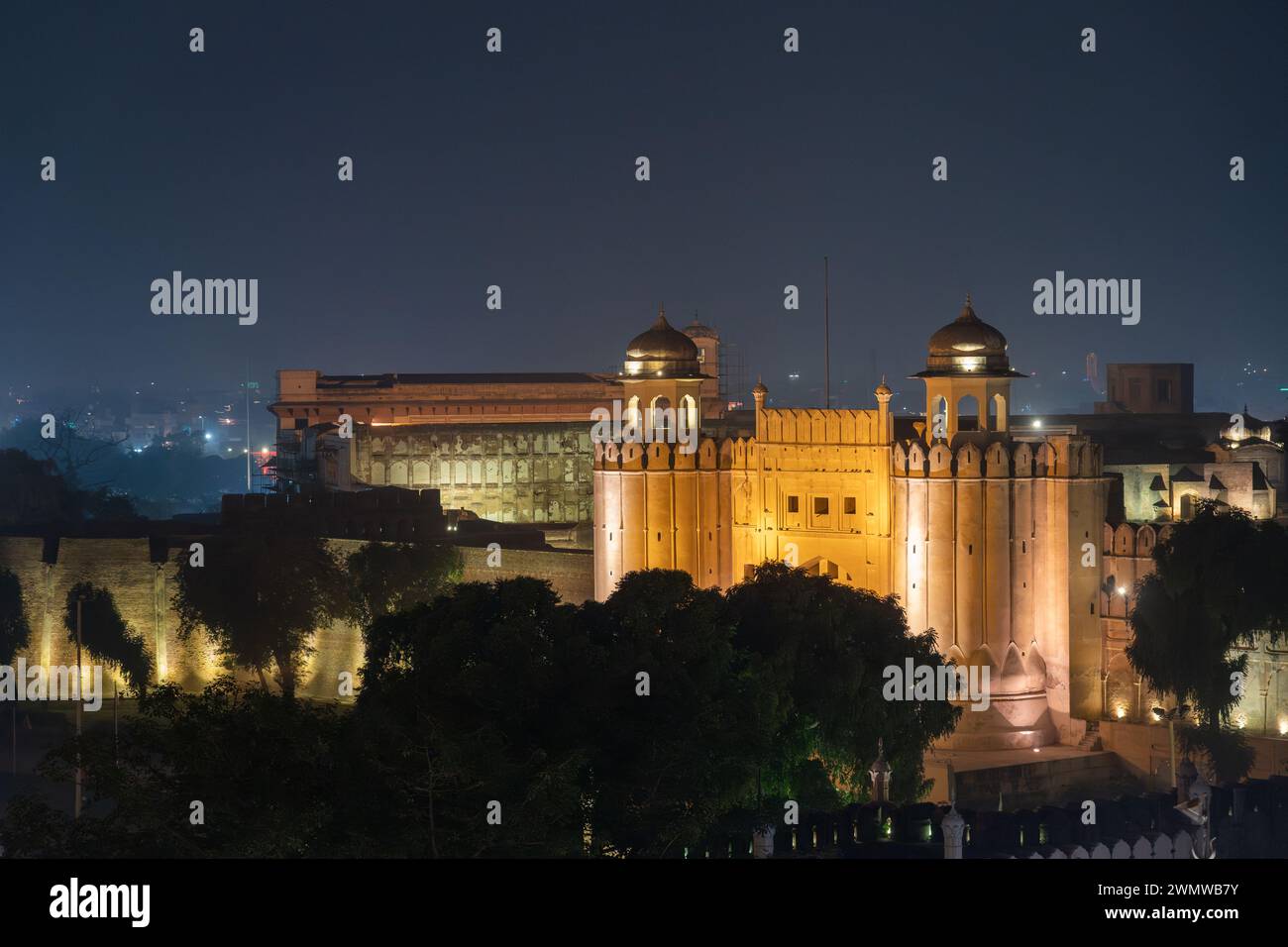 Nächtlicher Blick auf das beleuchtete Alamgiri-Tor, das vom mogulkaiser Aurangzeb als Eingang zum Lahore Fort, einem UNESCO-Weltkulturerbe, in Punjab, Pakistan gebaut wurde Stockfoto