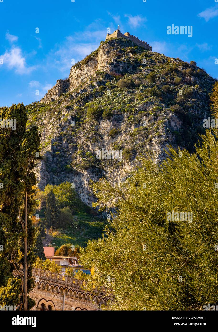 Taormina, Sizilien, Italien - 15. Februar 2023: Castello Saraceno Saracen Castle auf dem Monte Tauro Felsen über Taormina und dem Ionischen Meer Stockfoto