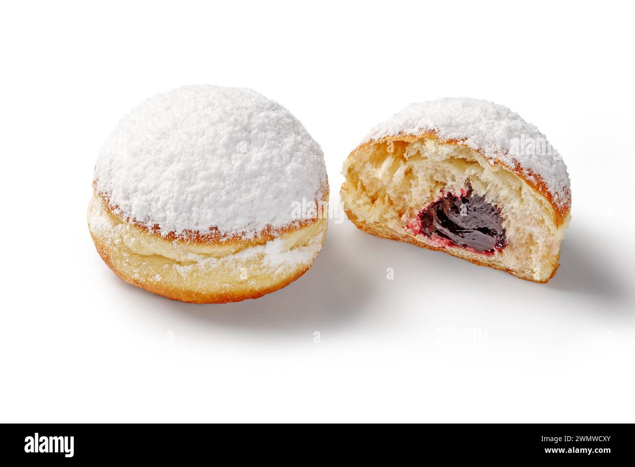 Köstliche süße, weiche Donuts mit leichter Johannisbeermarmelade Füllung, großzügig mit Puderzucker bestäubt, präsentiert auf weißem Hintergrund. Beliebte Süßigkeiten Stockfoto