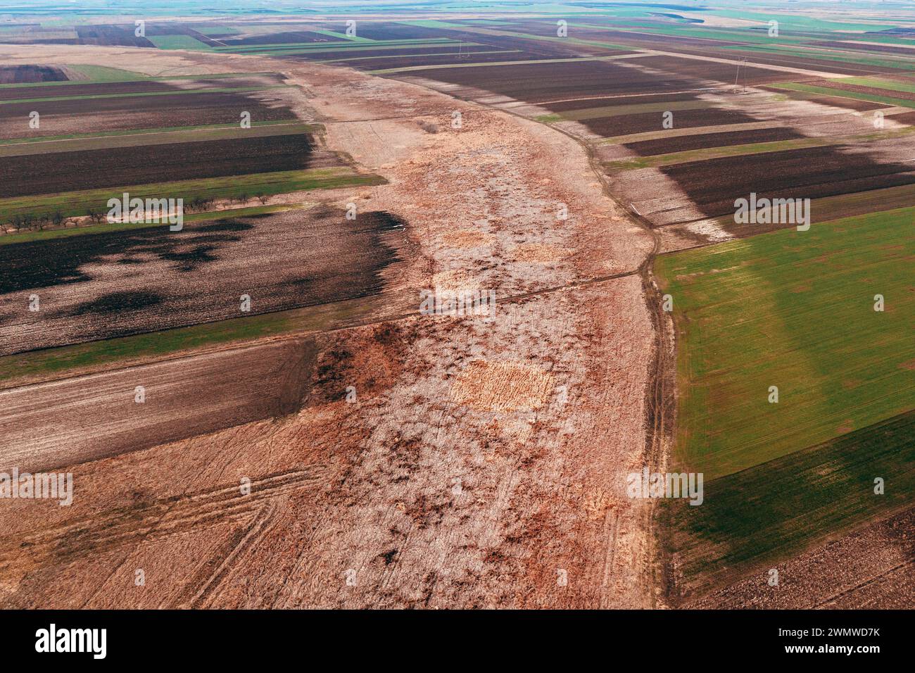 Luftaufnahme eines alten, getrockneten Flusses aus Drohne pov, Hochwinkelansicht Stockfoto