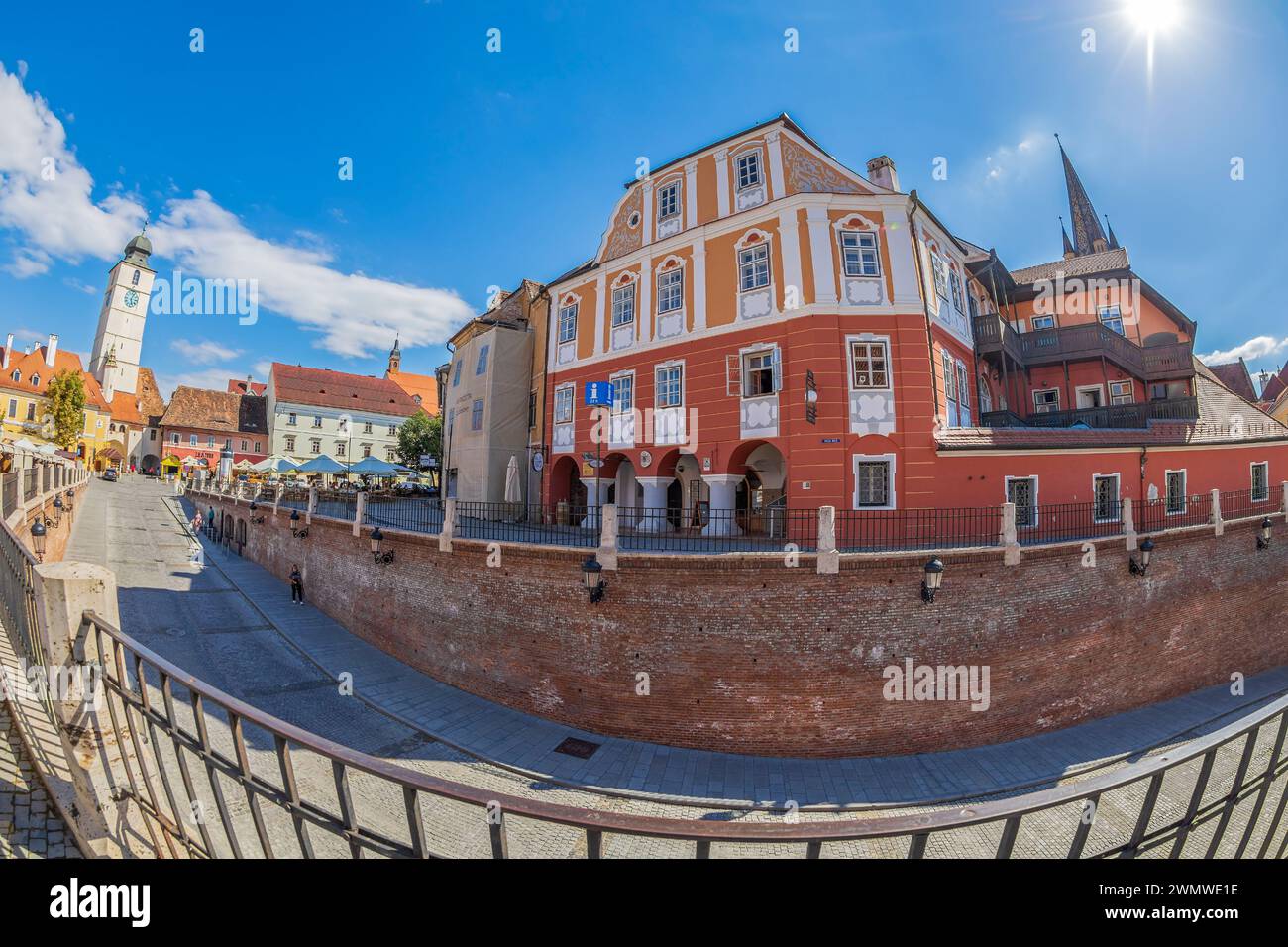 SIBIU, SIEBENBÜRGEN, RUMÄNIEN, 8. JULI 2020: Das im 13. Jahrhundert errichtete Luxemburger Haus wurde auf den ersten Befestigungen der Stadt errichtet Stockfoto