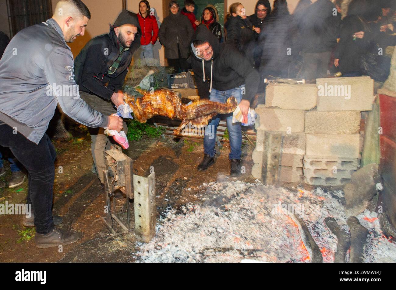 16. Januar 2024: Italien, Sardinien, Nuoro, Ortuni, traditionelles Lagerfeuer von S. Antonio mit den Masken von Sonaggios und Surzu. Stockfoto