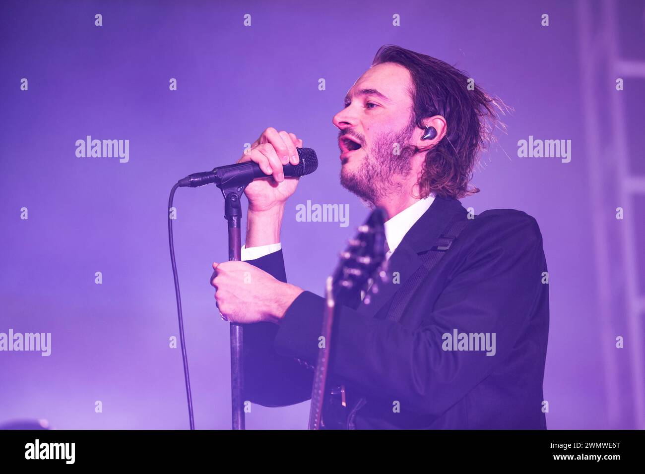 O2 Academy Leeds, Großbritannien. Februar 2024. Tom Smith von Editors trat während ihrer Headline-Tour 2024 live auf der Bühne in Leeds auf. Quelle: Katy Blackwood/Alamy Live News Stockfoto