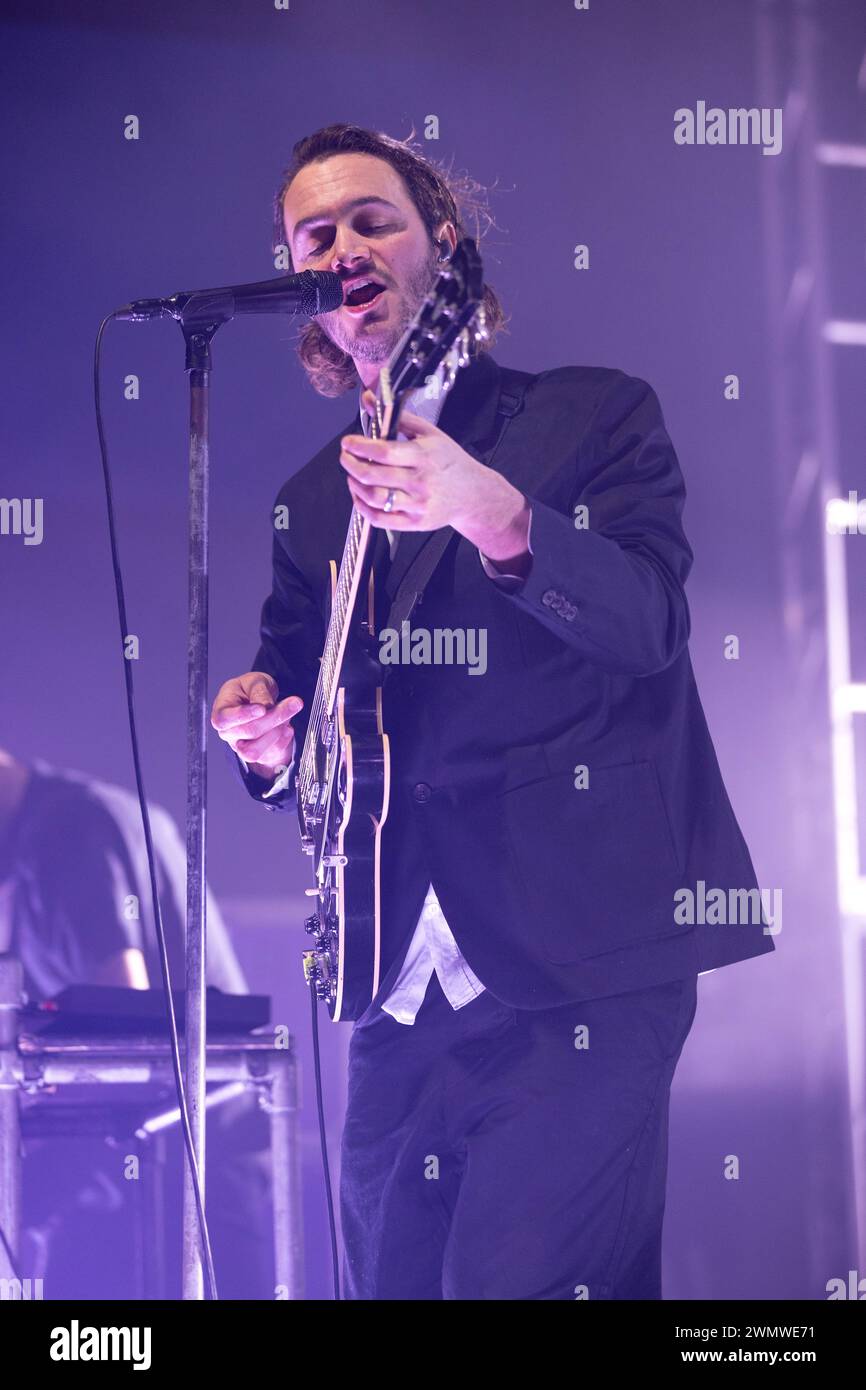 O2 Academy Leeds, Großbritannien. Februar 2024. Tom Smith von Editors trat während ihrer Headline-Tour 2024 live auf der Bühne in Leeds auf. Quelle: Katy Blackwood/Alamy Live News Stockfoto