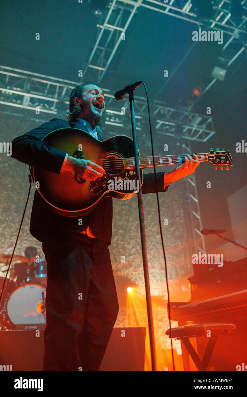 O2 Academy Leeds, Großbritannien. Februar 2024. Tom Smith von Editors trat während ihrer Headline-Tour 2024 live auf der Bühne in Leeds auf. Quelle: Katy Blackwood/Alamy Live News Stockfoto